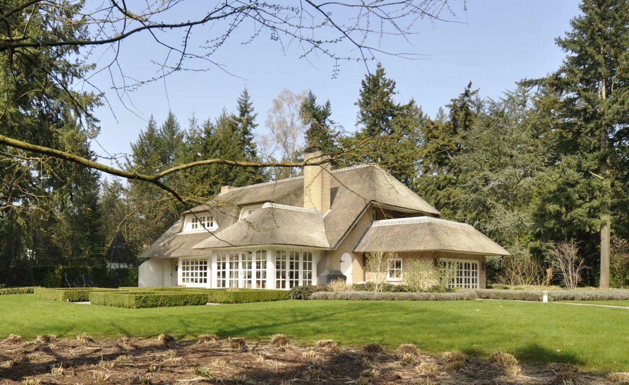 Grondwet Blijkbaar kreupel Nieuw te koop: Romantische villa met rieten dak op toplokatie - Nieuws |  Hillewaere