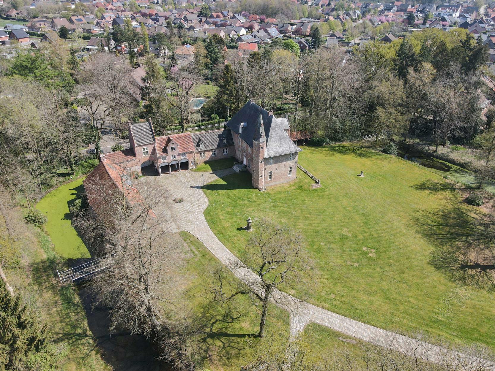  Kasteel ‘Tielenhof’ te Kasterlee op ca. 2 ha