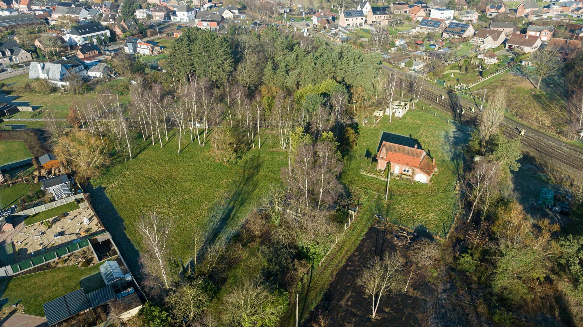 Goed gelegen te renoveren woonhuis op een perceel van 6517m2 te Halen