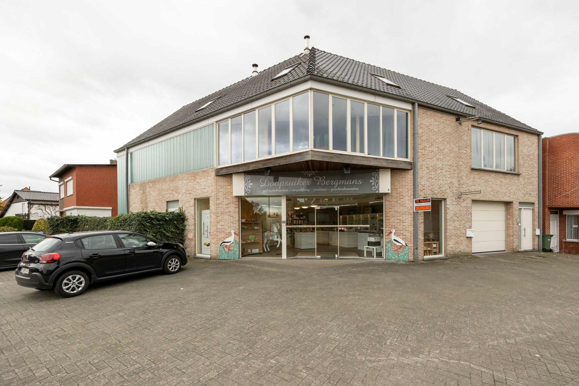 Handelszaak van ca. 100 m² met kelder en garage op zichtlocatie te Mol