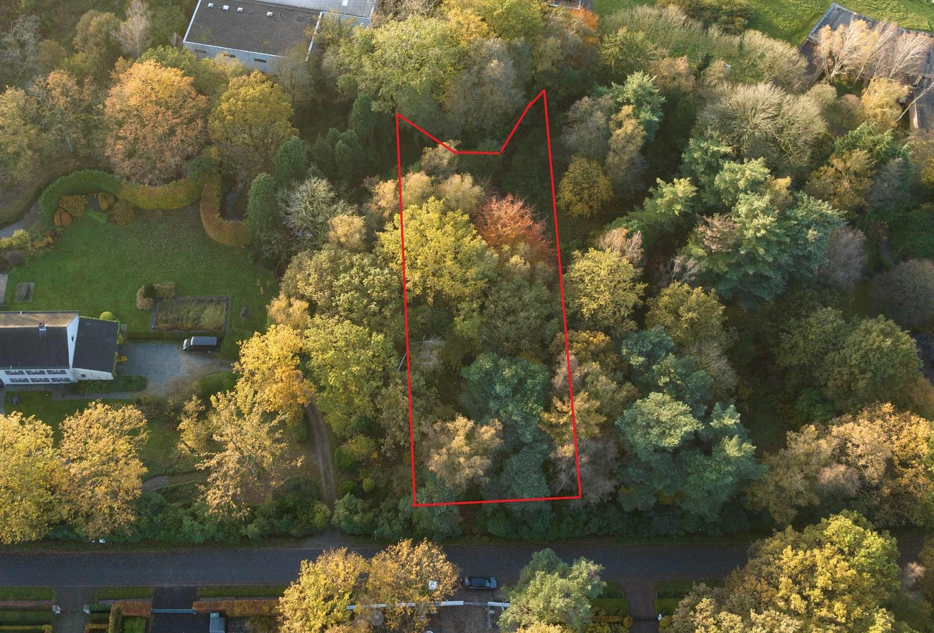 Uitzonderlijk goed gelegen bouwgrond van 2.404m² met ruime bebouwingsmogelijkheden.