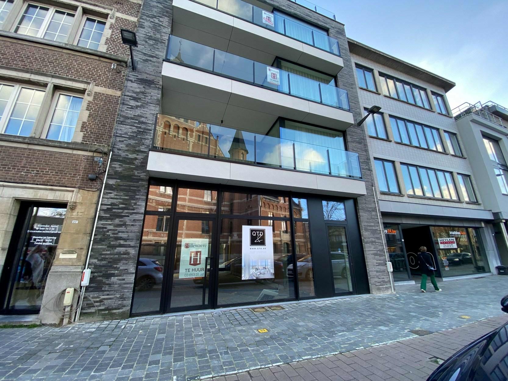 Nieuwbouw handelszaak in Brasschaat centrum!