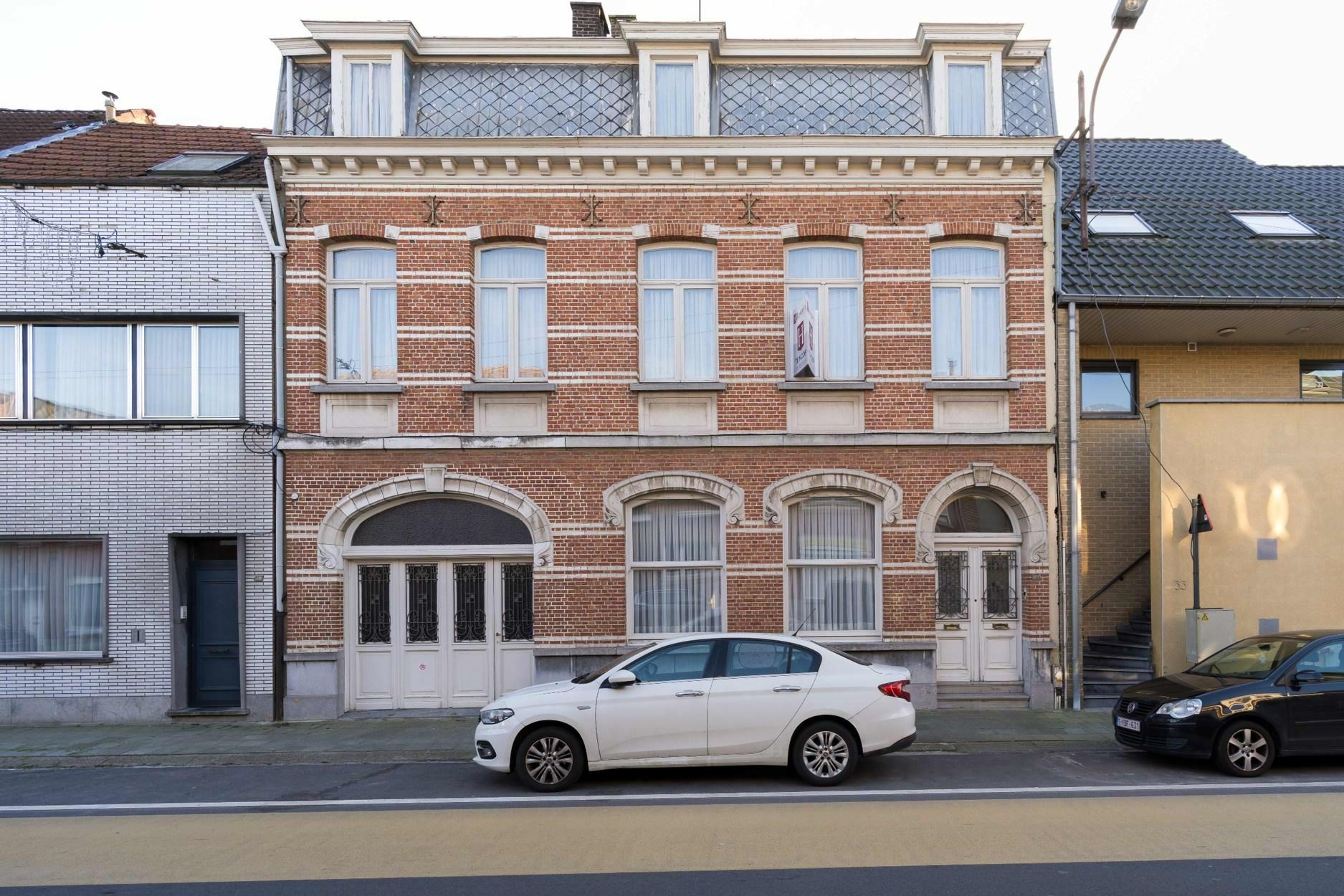 Te renoveren herenwoning met garage in het centrum, op een perceel van ca. 830m² 