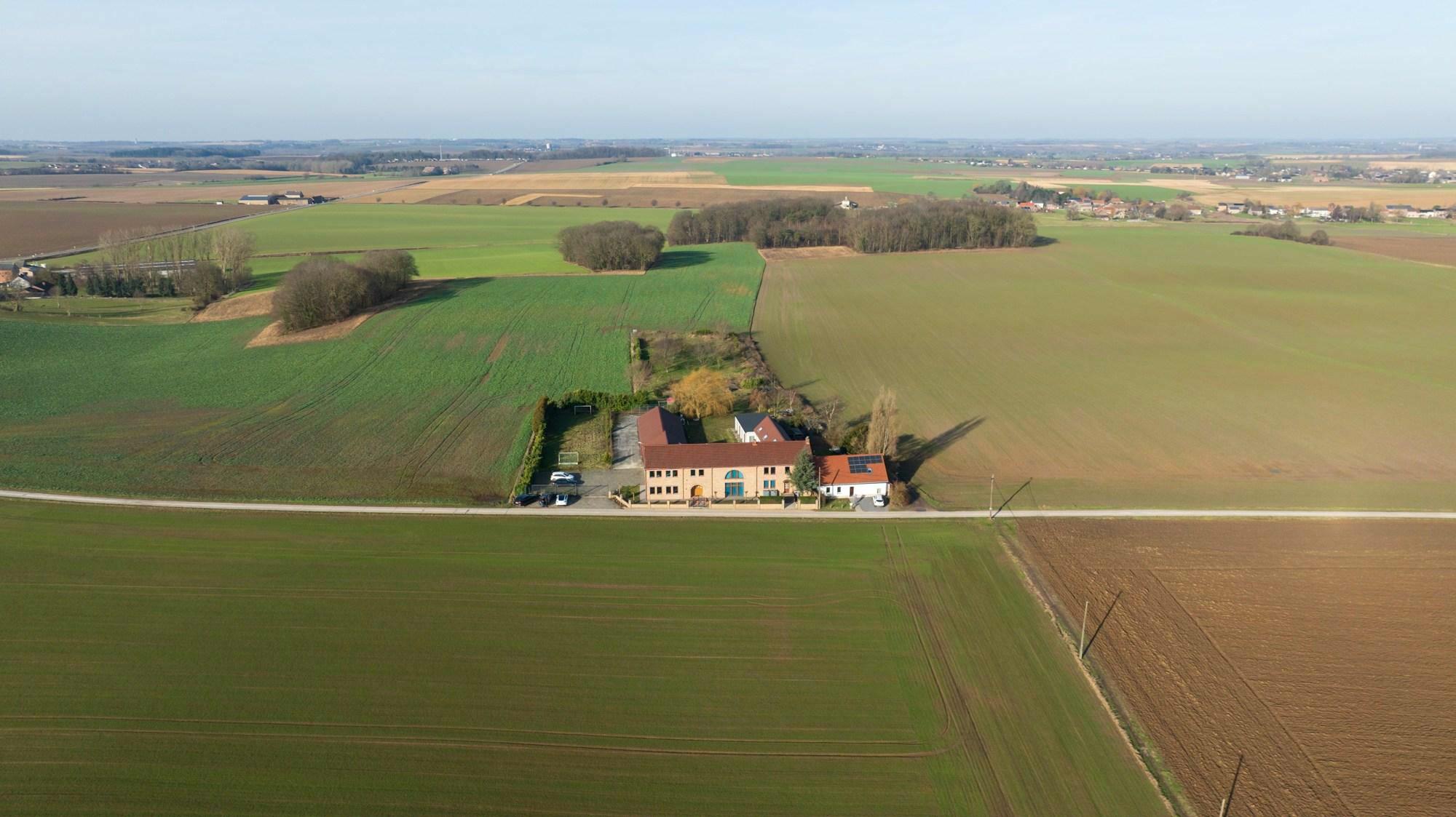 Rustig gelegen gerenoveerd landgoed op een domein van 7180m²