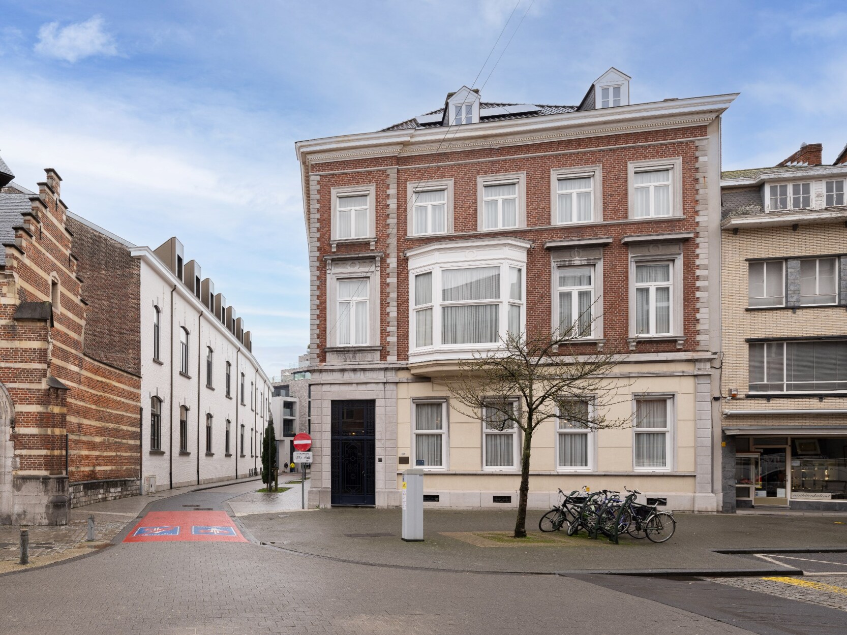 Handelsgelijkvloers in karaktervol pand van +200m2 met parking gelegen in Hasselt centrum.