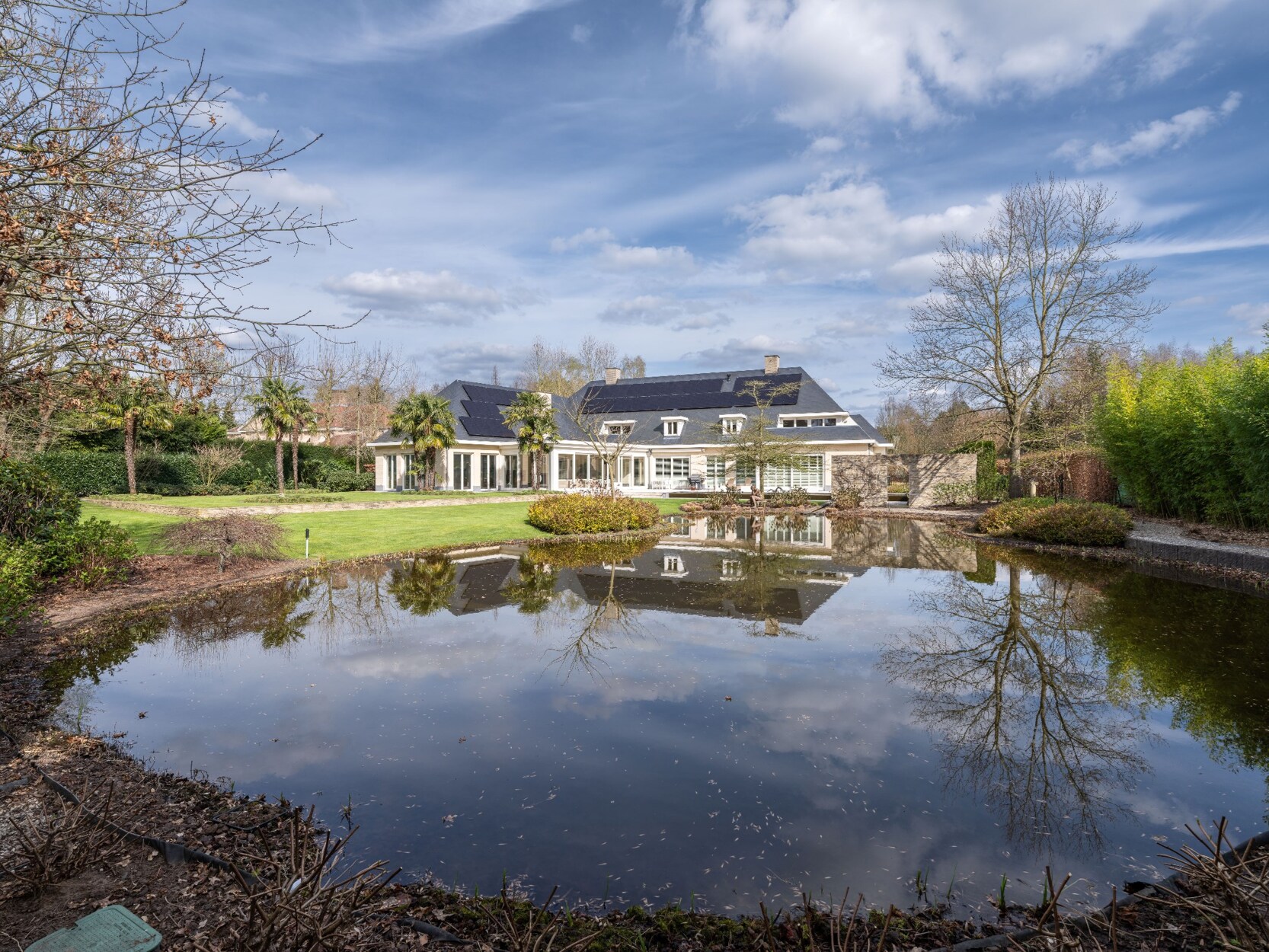 Exclusieve villa met binnenzwembad en 4 slpks op perceel van ca. 5.000 m² te Neerpelt