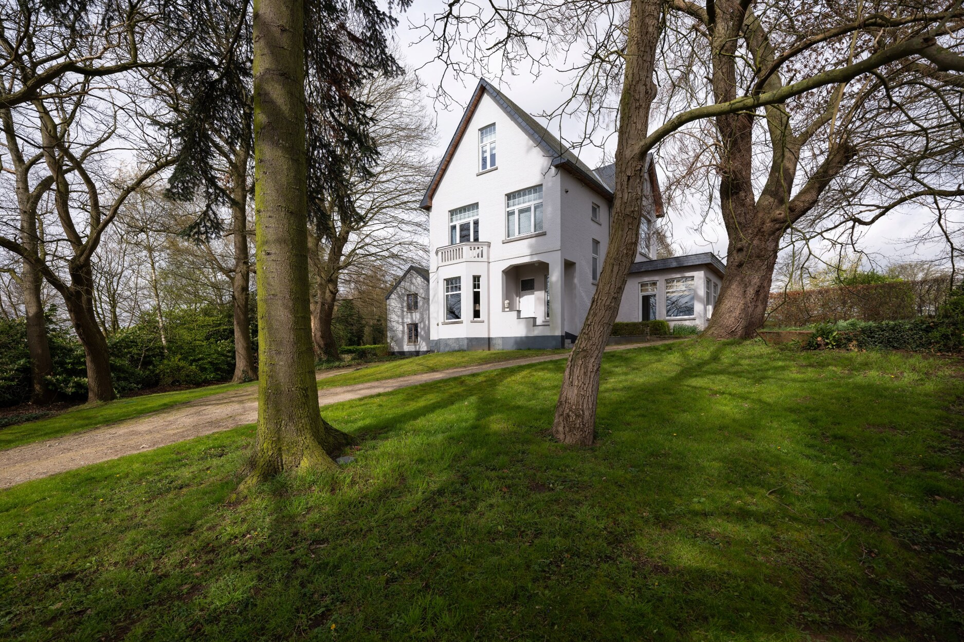 Villa met bijgebouw op een terrein van 10.972m²