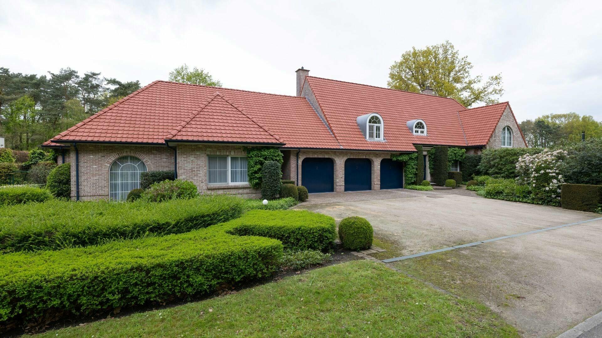 Dubbele woning op prachtig aangelegd perceel van ca. 2.400 m² in Mol