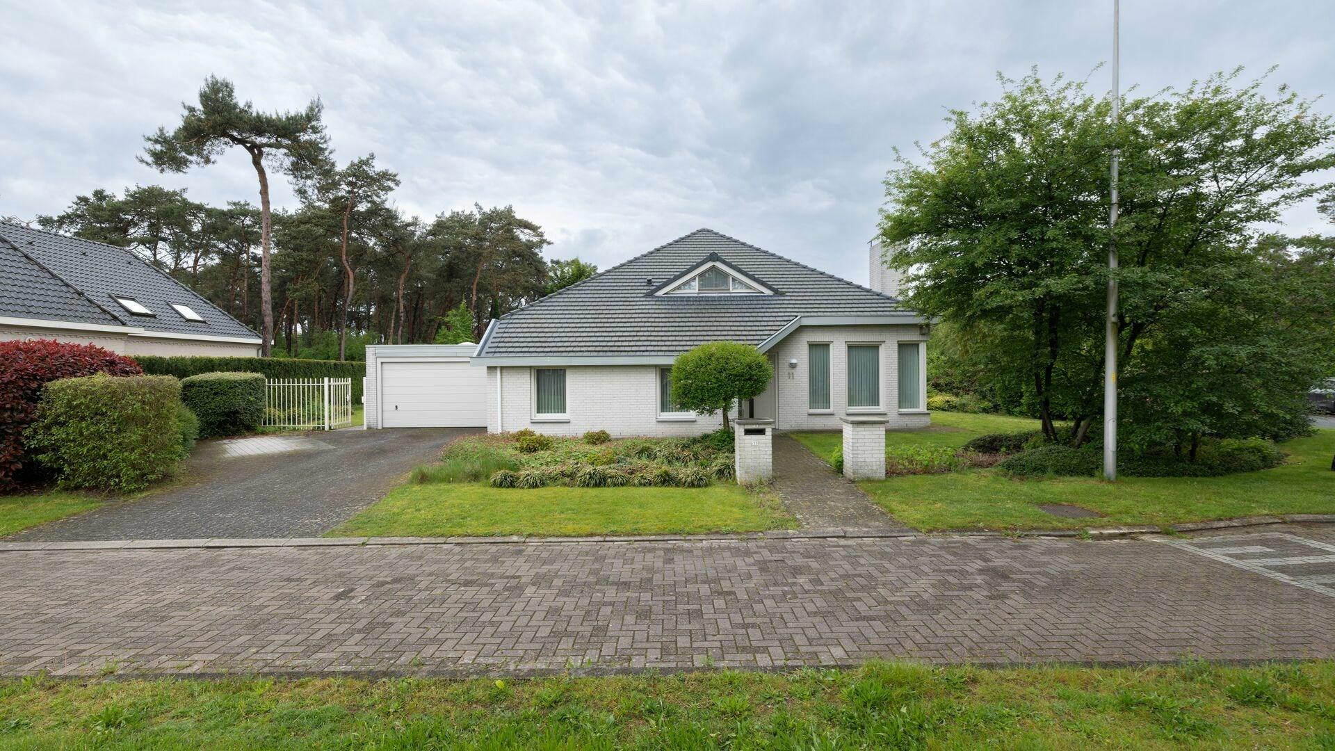 Vrijstaande villa met 4 slaapkamers op 1.105 m² te Lommel