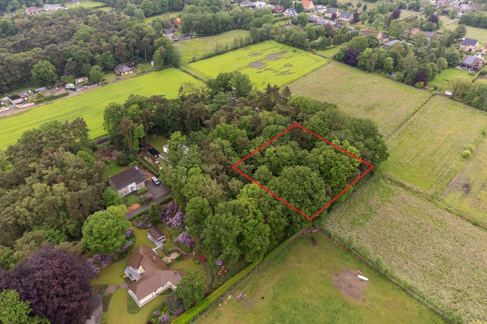 Uitzonderlijk mooie gelegen grond 3.145m² met vervallen bebouwing.