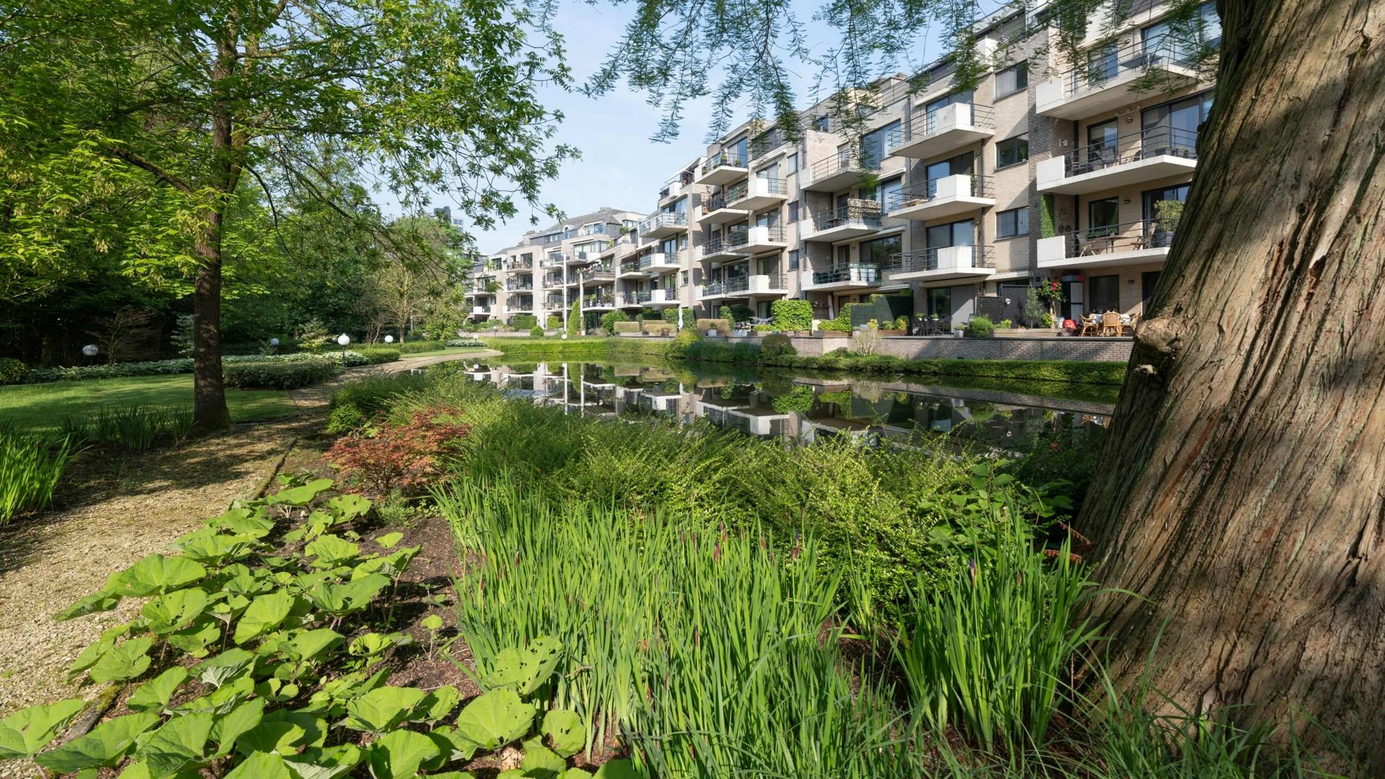 Ruim appartement van ca 180m² met 4 slpks, 2 badkamers, staanplaats en zuidgericht terras