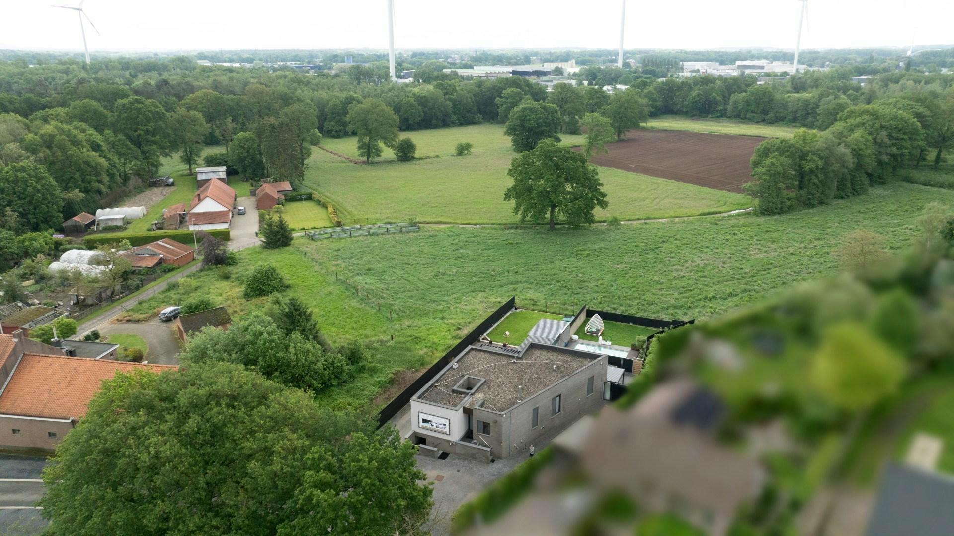 Goed gelegen energiezuinige moderne villa met wellness/ B & B gelegen op een terrein van 978m2 te Lummen.