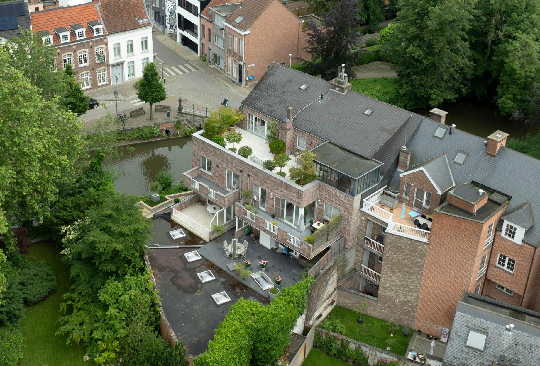 Schitterende penthouse (179m²) met zeer groot en zonnig dakterras en garagebox. 