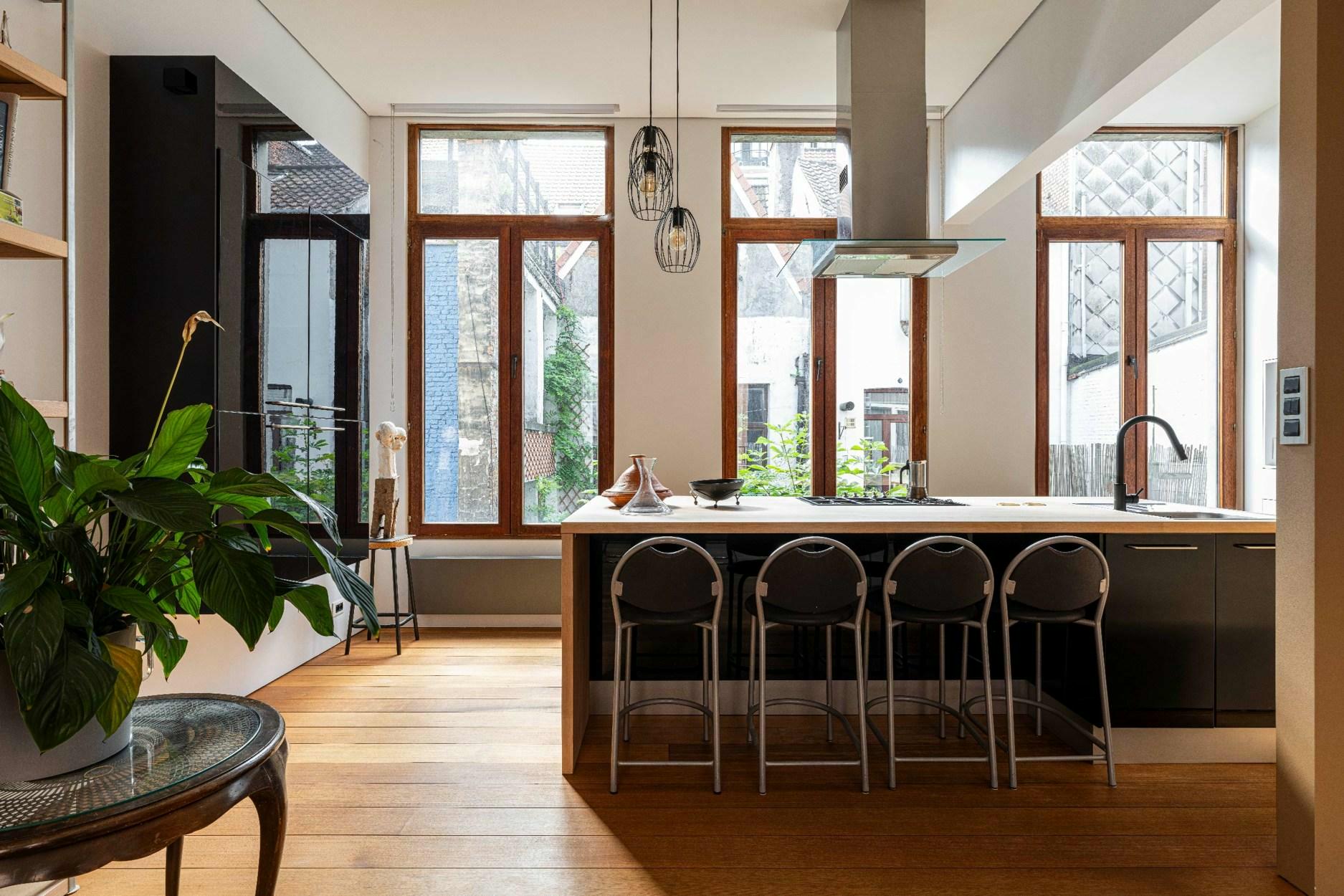 Gerenoveerde woning met dakterras en garage op wandelafstand van het Eilandje, Scheldekaaien en de historische binnenstad.