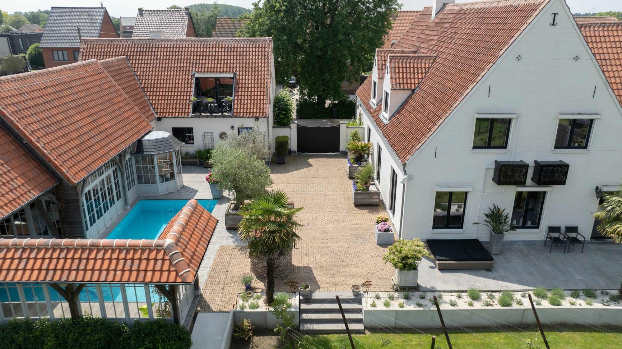 Degelijke en stijlvolle villa met zwembad -poolhouse en conciërgewoning op een perceel van 25are 46ca te Herk-de-Stad.