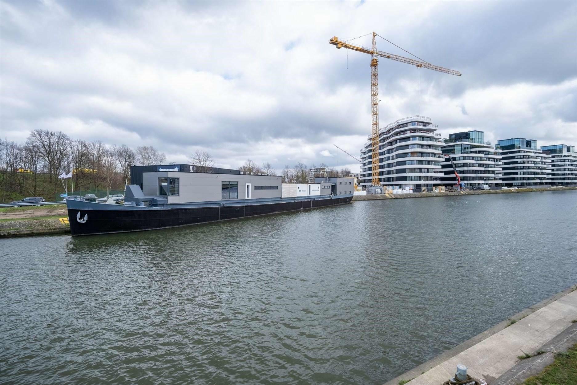 Boot van 512m2 met verschillende mogelijkheden op een unieke locatie in Hasselt