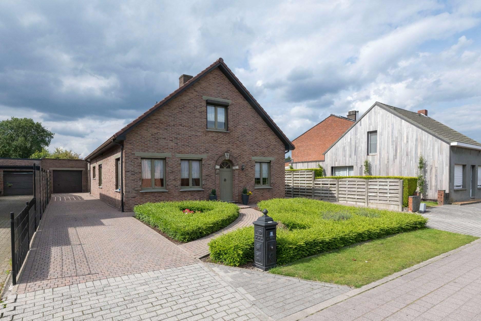 Hedendaagse woning met 4 slaapkamers, ruim bijgebouw op perceel van ca. 1.417m² 