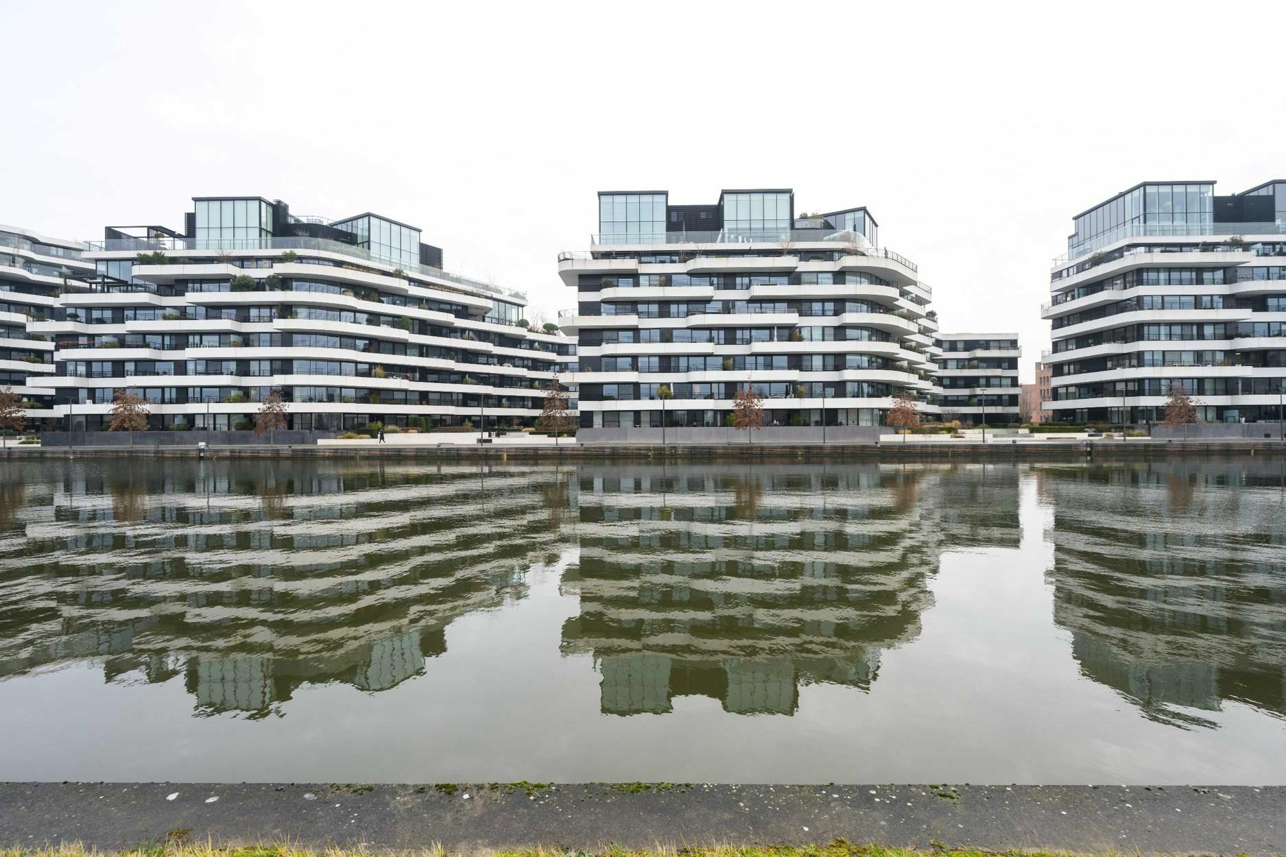 Instapklaar, luxe appartement met een ruim zonneterras met zicht op het water in Zuidzicht 2 te Hasselt.