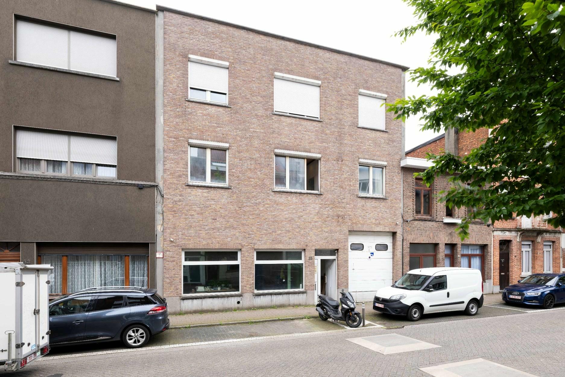 Verkoop van aandelen: Gebouw bestaande uit 2 te renoveren appartementen, kantoorruimte en magazijn.