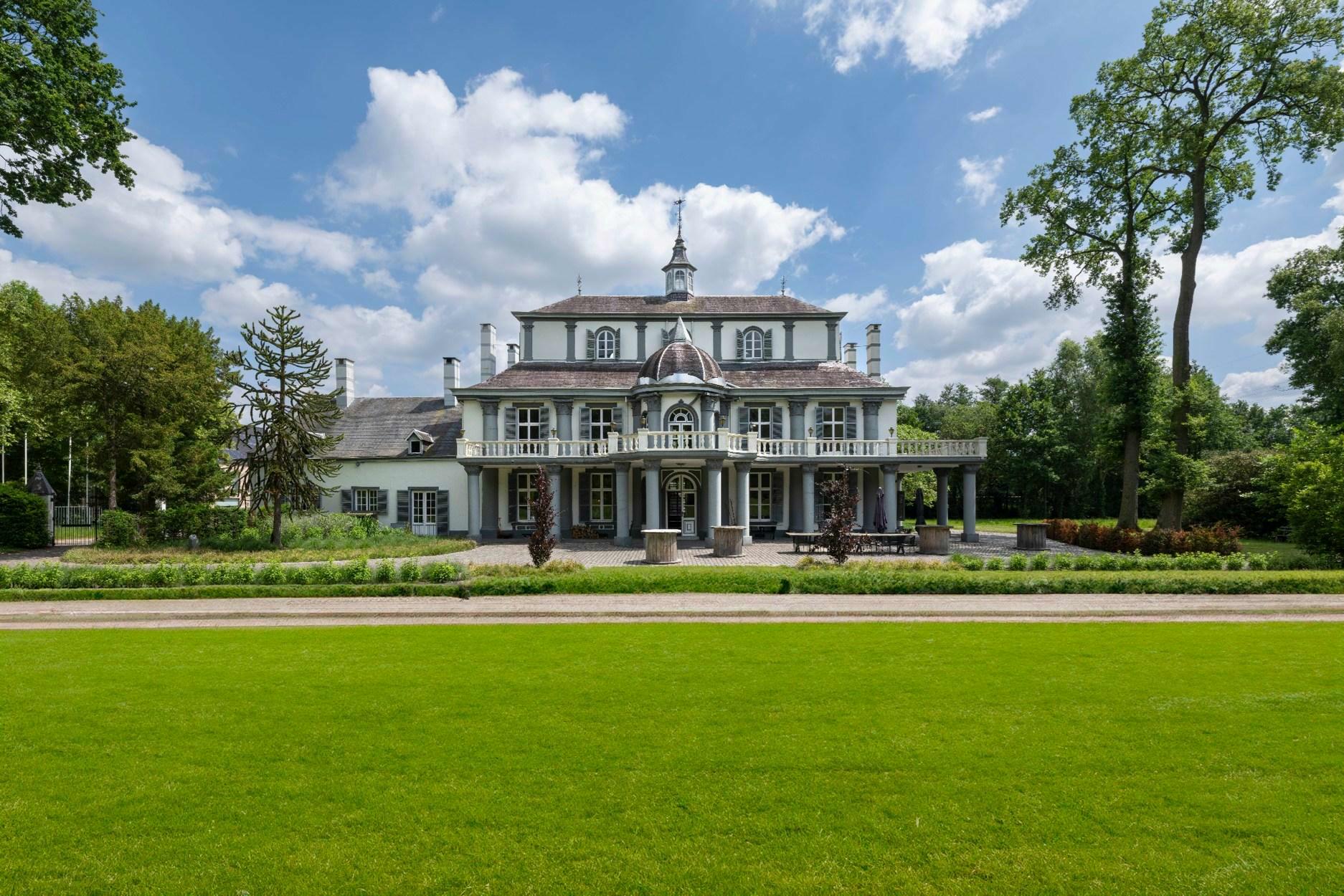 Majestueus Neoclassicistisch Kasteeldomein van 89.487 m² te Hasselt