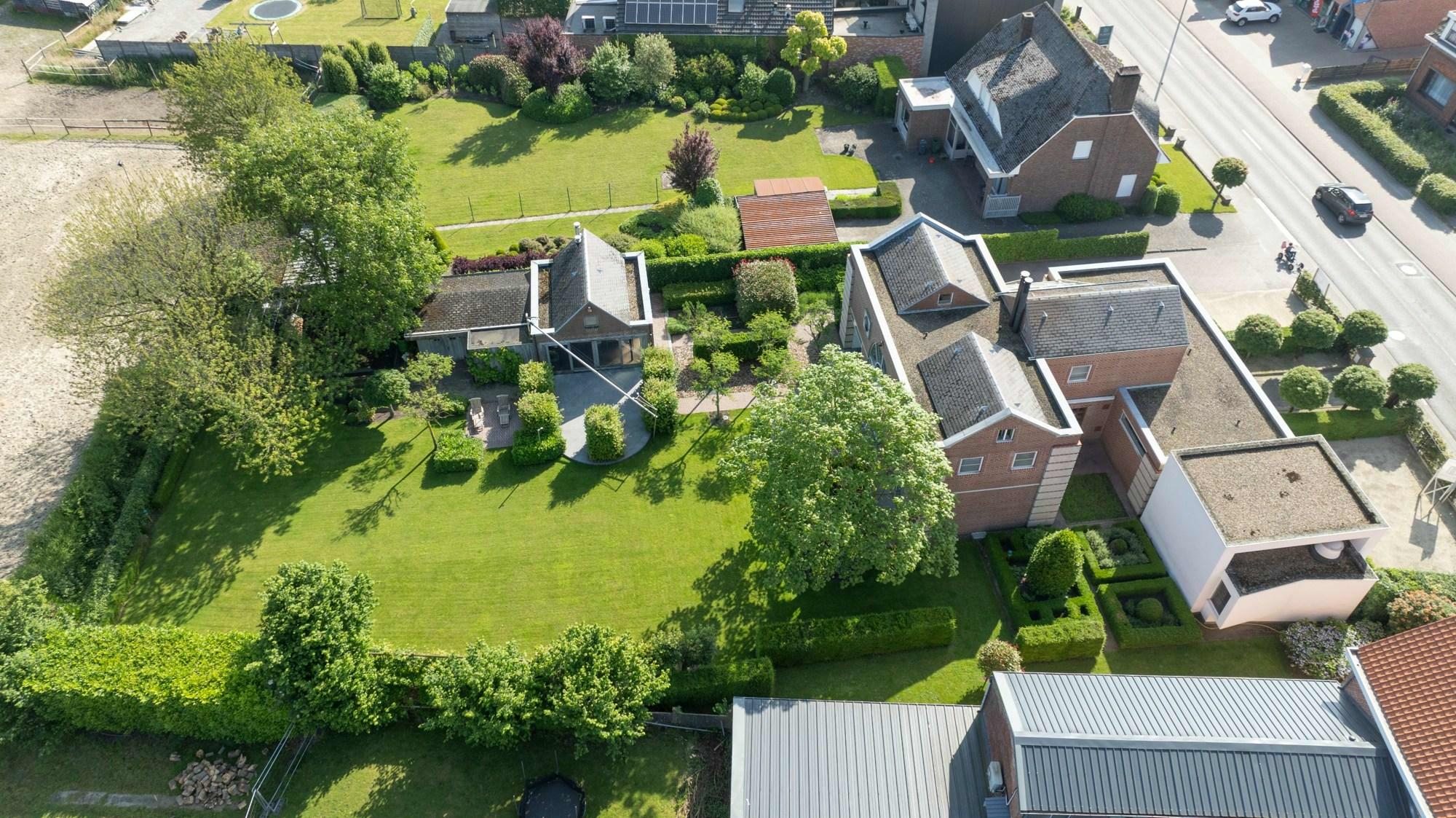 Villa met praktijkruimte op 1.628 m² te Weelde