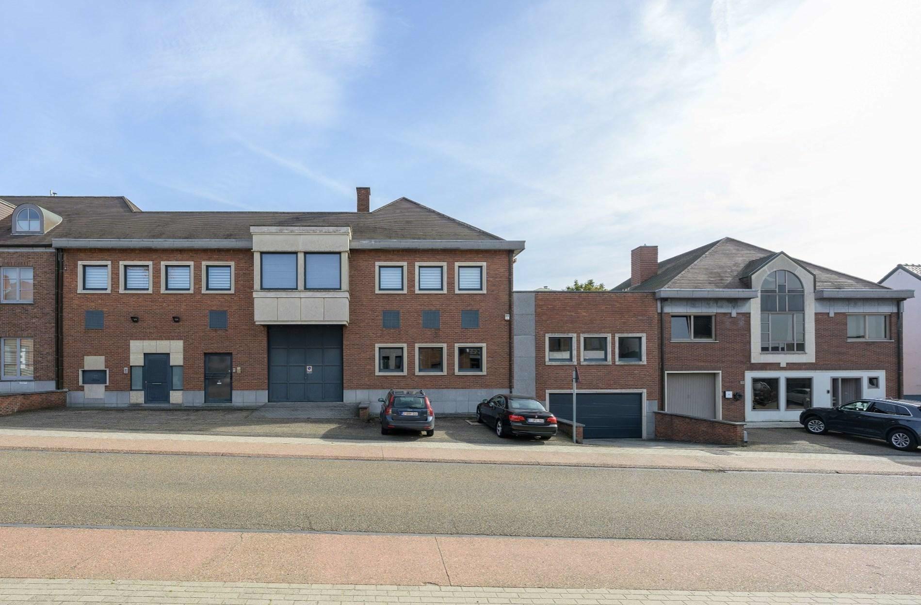 Gunstig gelegen multifunctioneel gebouw van 1561m2 met een terras van 225m2 te Lummen.