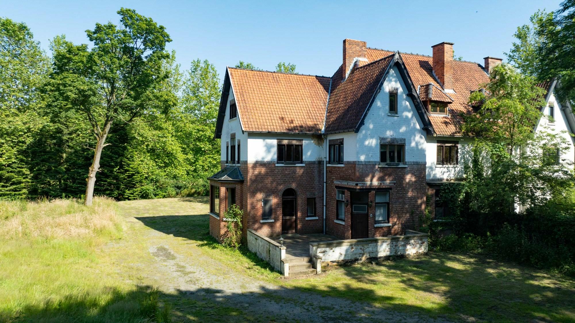 Karakteristieke halfopen-bebouwing te Balen op een perceel van ca. 1.000 m²