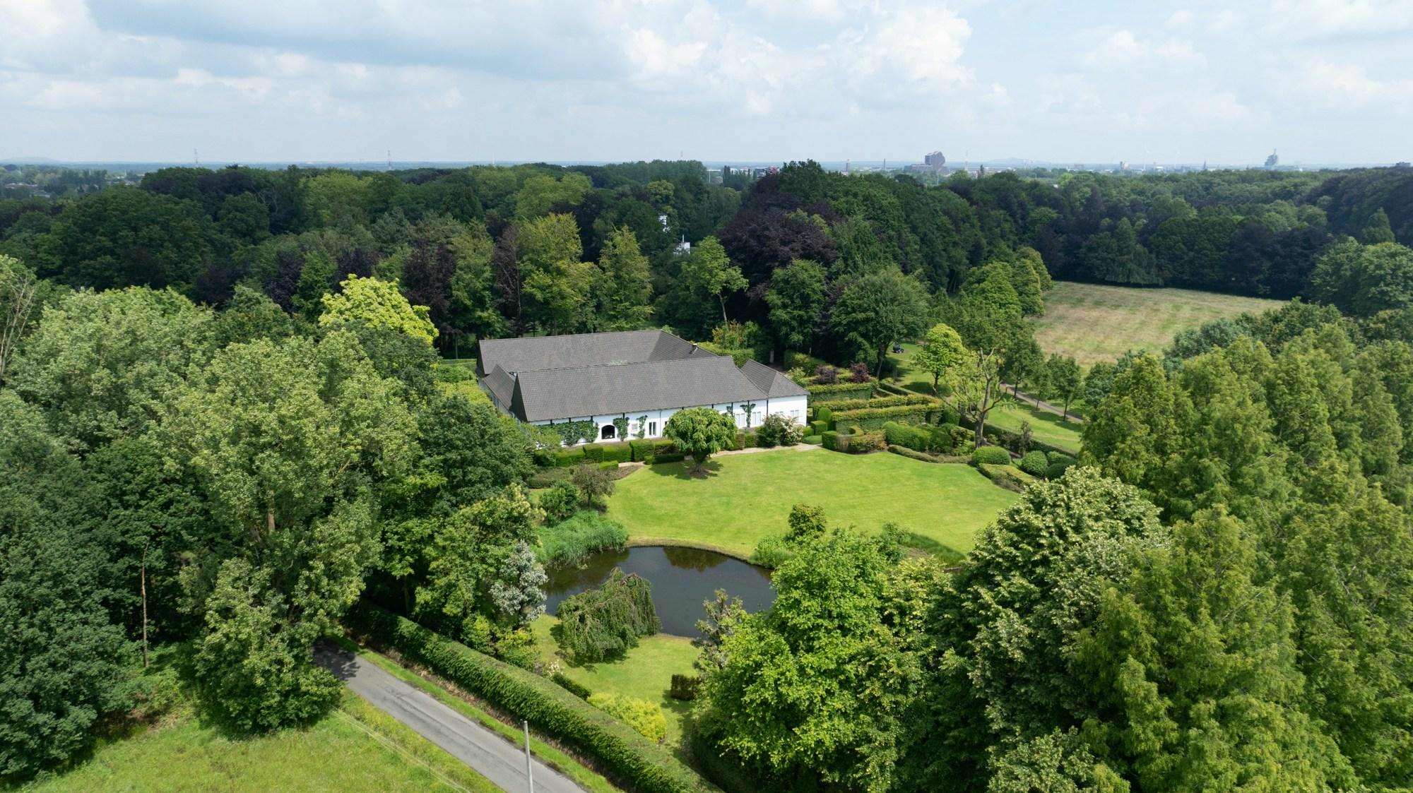 Schitterend gelegen landgoed met vierkantshoeve en tijdloze villa op een domein van 77800m2 te Hasselt