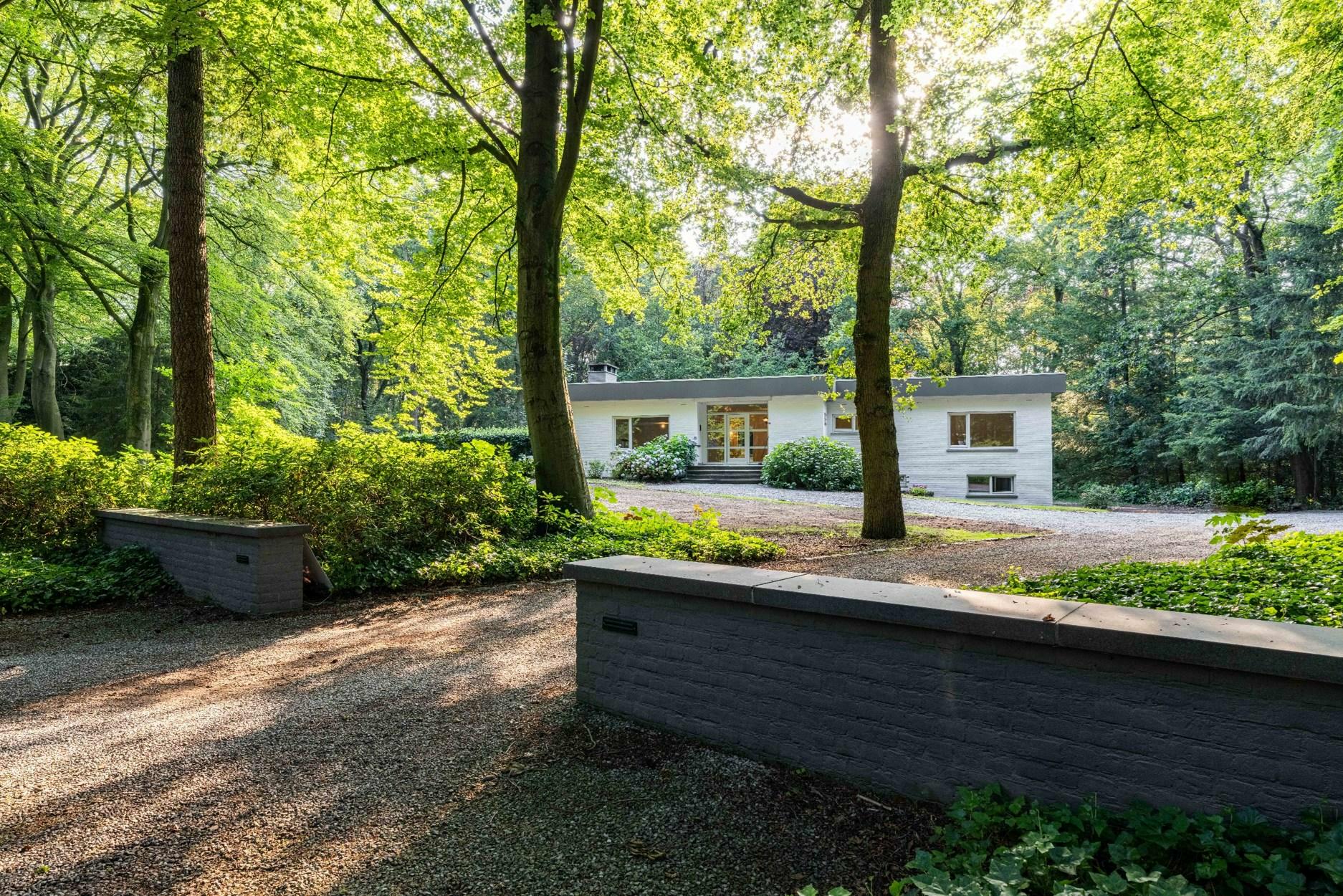 Volledig gerenoveerd landhuis gelegen in het mooie parkdomein 'De Lint' in Oud-Turnhout.