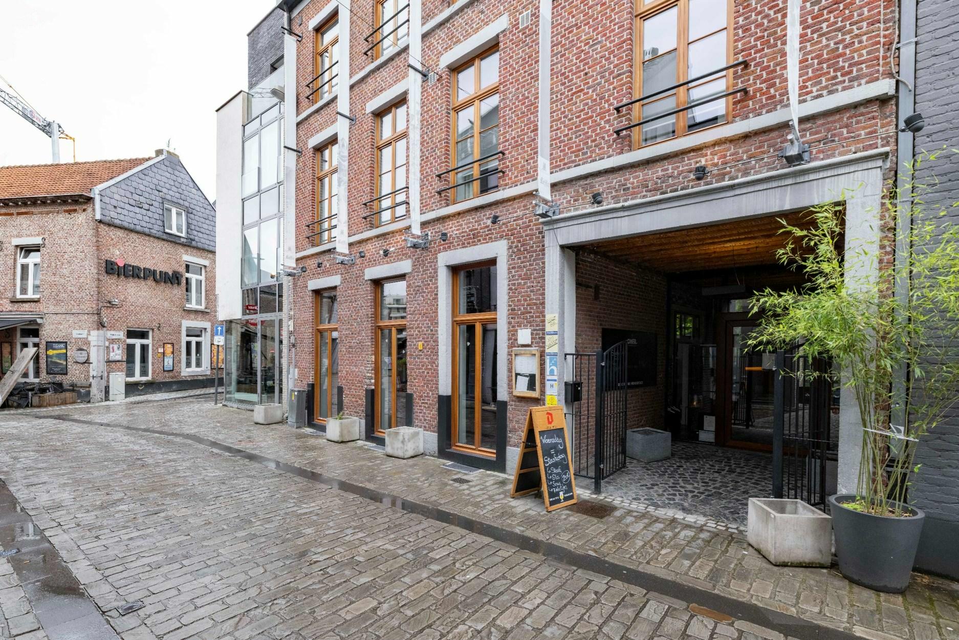 Prachtig hotel met 22 kamers, brasserie en unieke stadstuin/-terras, in hartje Hasselt.