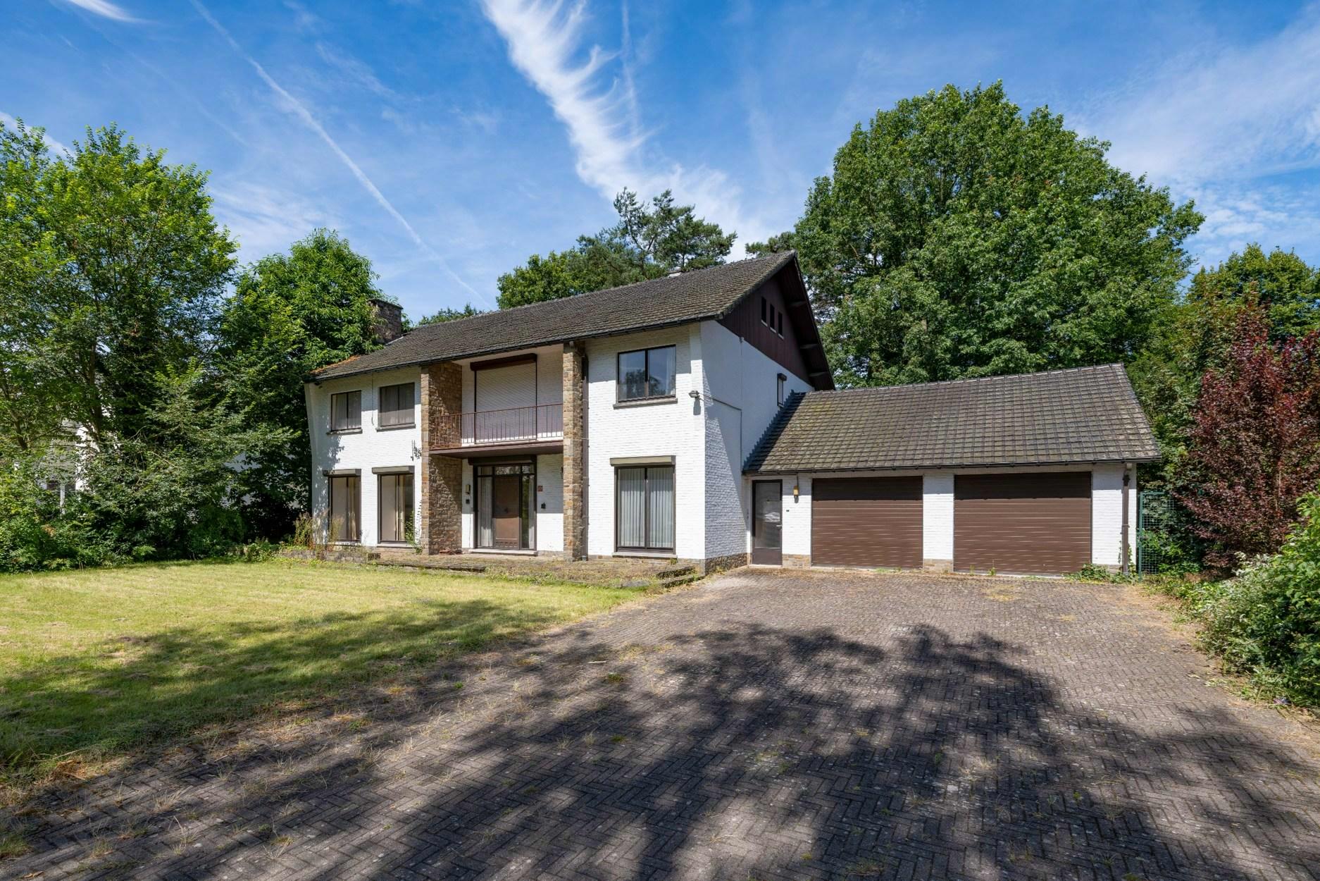 Residentieel in het groen gelegen tijdloze villa van 324m2 op een terrein van 1718m2 te Genk.