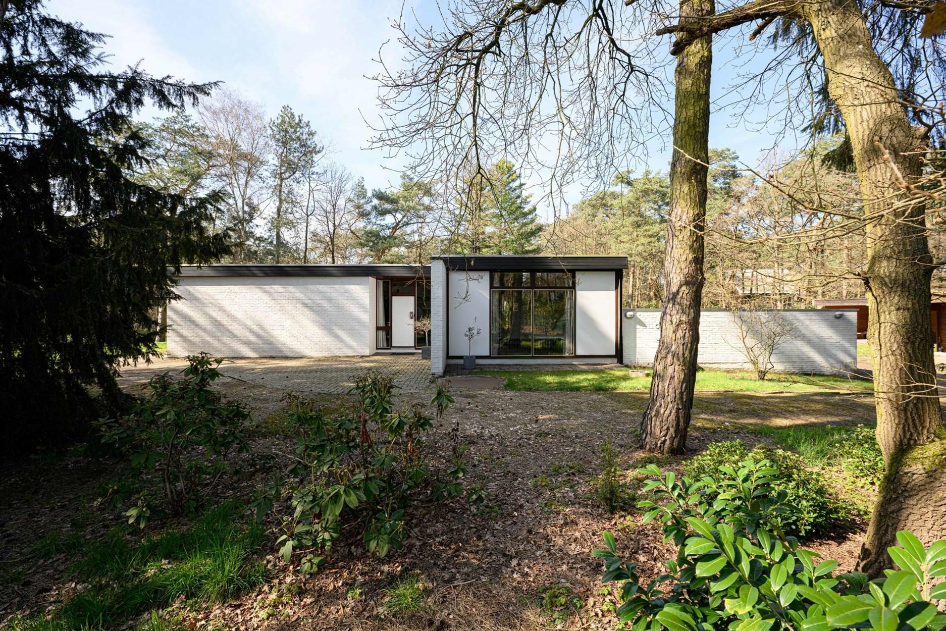 Residentieel in het groen gelegen laagbouwwoning op een terrein van 2563m2.