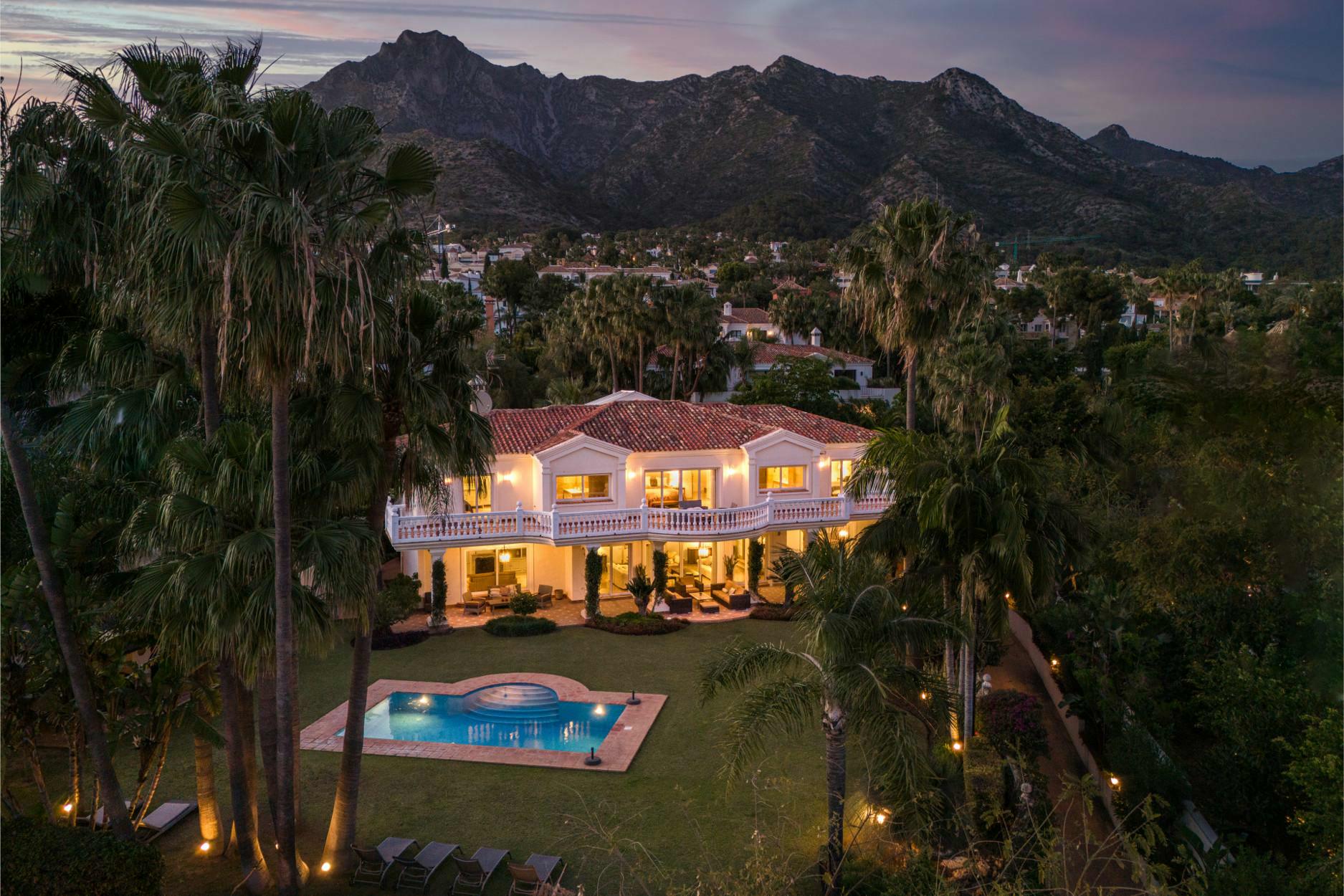 Villa in Andalusische stijl in zeer privé gemeenschap met zeezicht in Sierra Blanca, Marbella