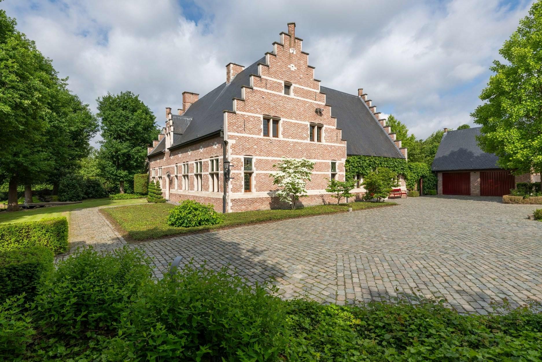 Uiterst kwalitatieve Kasteelvilla van +-550m2 gelegen op een toplocatie met terrein van 3177m2 te Stevoort.