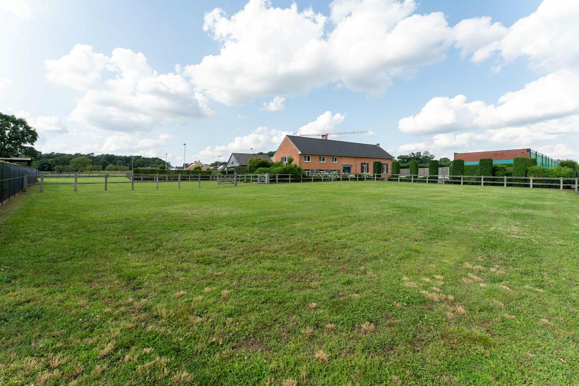 Woning met stallen en piste op ca. 1ha te Heusden-Zolder