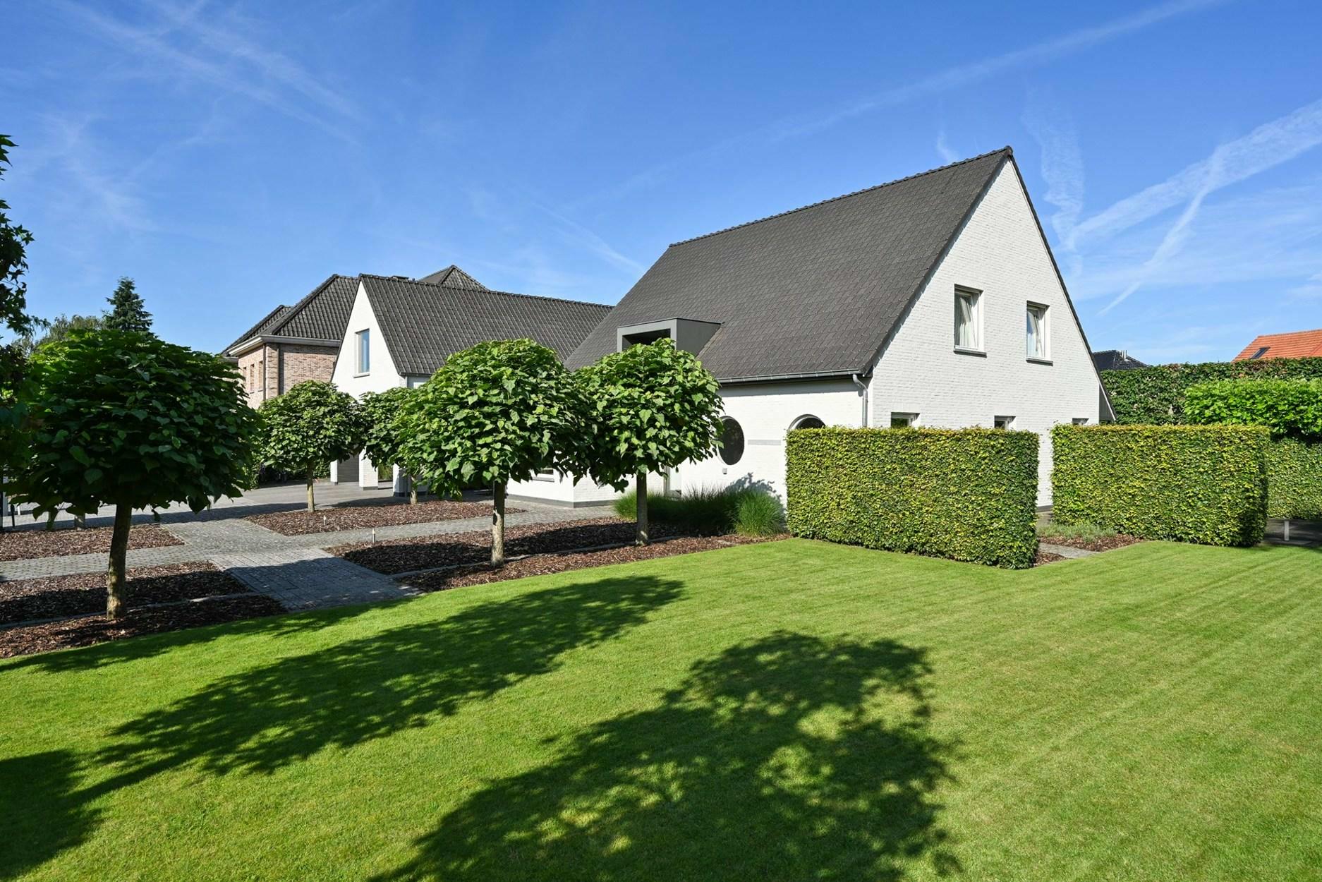 Centraal gelegen villa met grote kantoorruimte te Turnhout op ca. 1451 m²