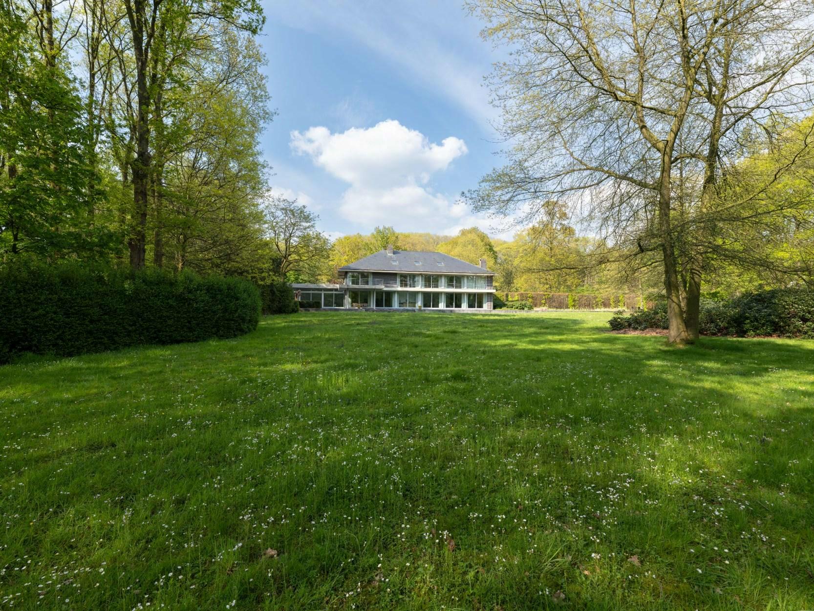 Rustig gelegen moderne villa met 6 slaapkamers en binnenzwembad op een terrein van 12848m².