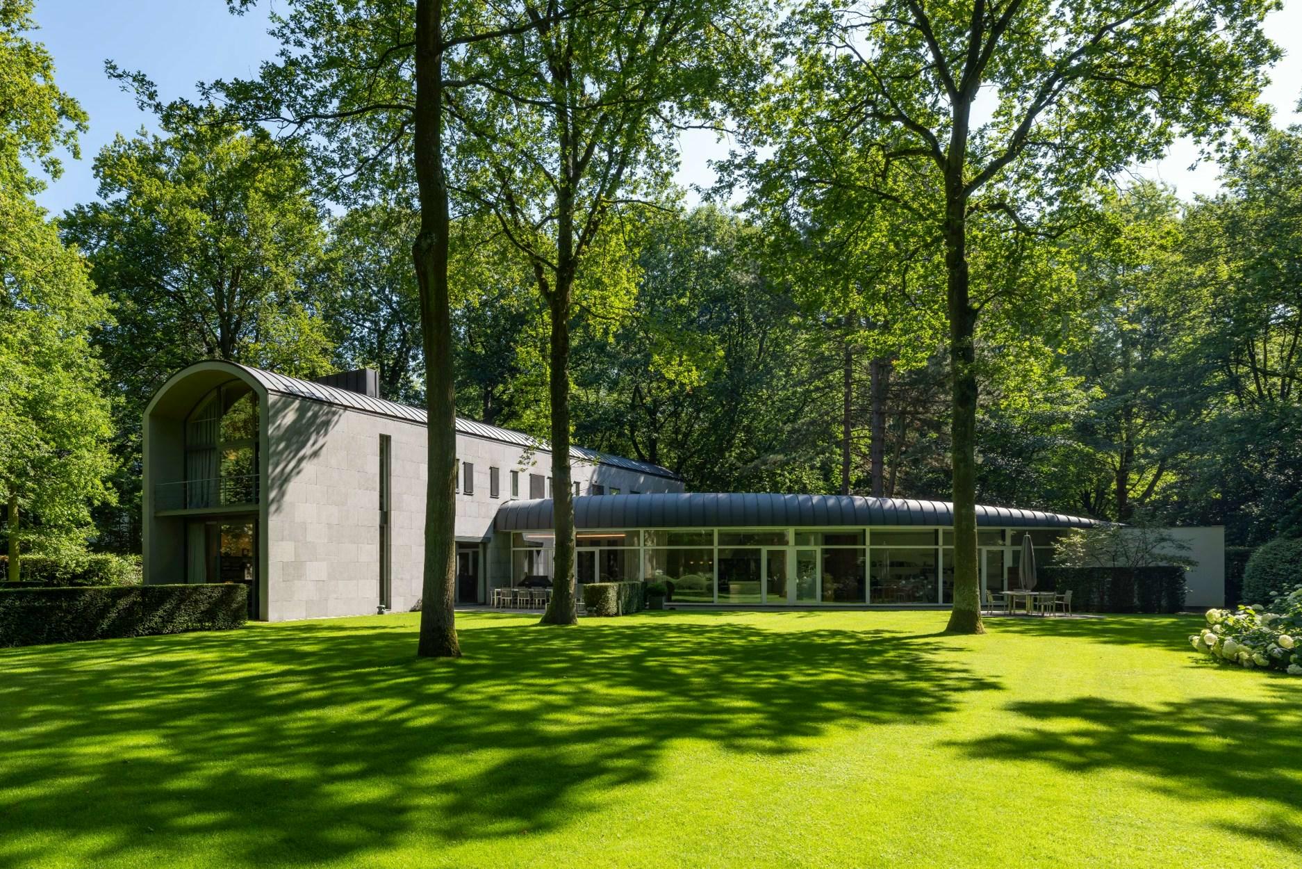 Perfect onderhouden moderne villa op ca. 5038m² 