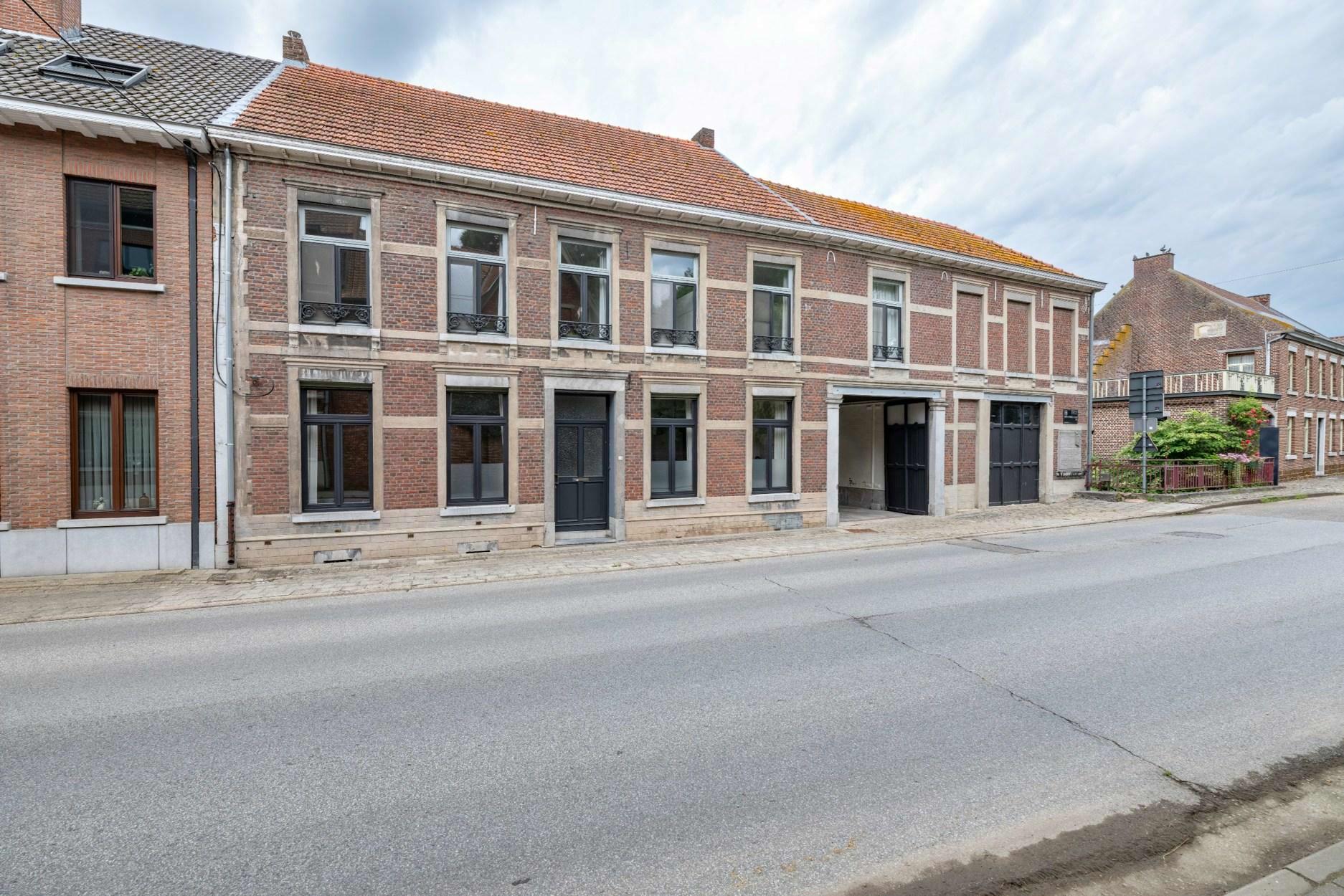 Gerenoveerde herenwoning van 470m2 op een terrein van 1065m2 in het centrum van Halen.