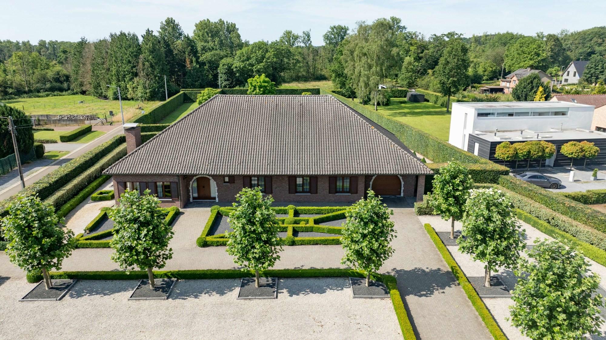 Super degelijke en ruime klassieke villa van +-605m2 op een terrein van 4860m2 te Halen.