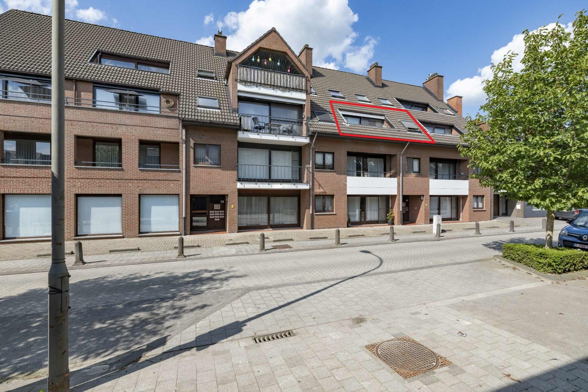 Ideaal gelegen appartement met garagebox te Lommel centrum