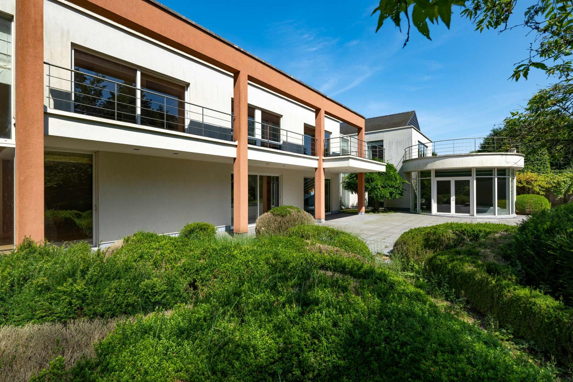 Riante strakke architectuur villa met binnenzwembad op ca. 3.576 m². 