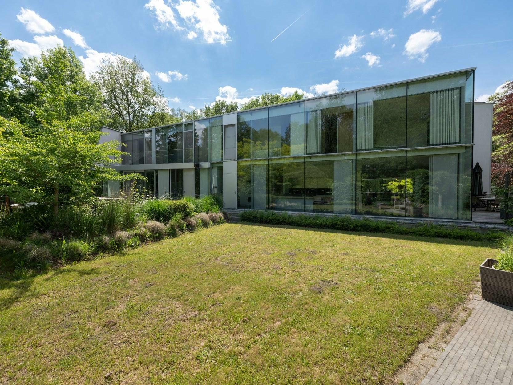 Unieke, tijdloze architectenwoning op een terrein van 1520m² gelegen te Genk