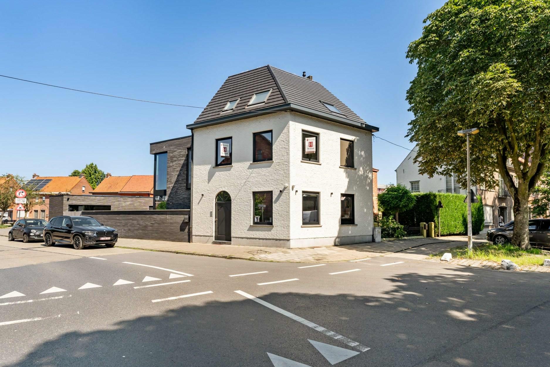 Exclusieve gezinswoning met 4 slaapkamers en 3 garages in Mol centrum