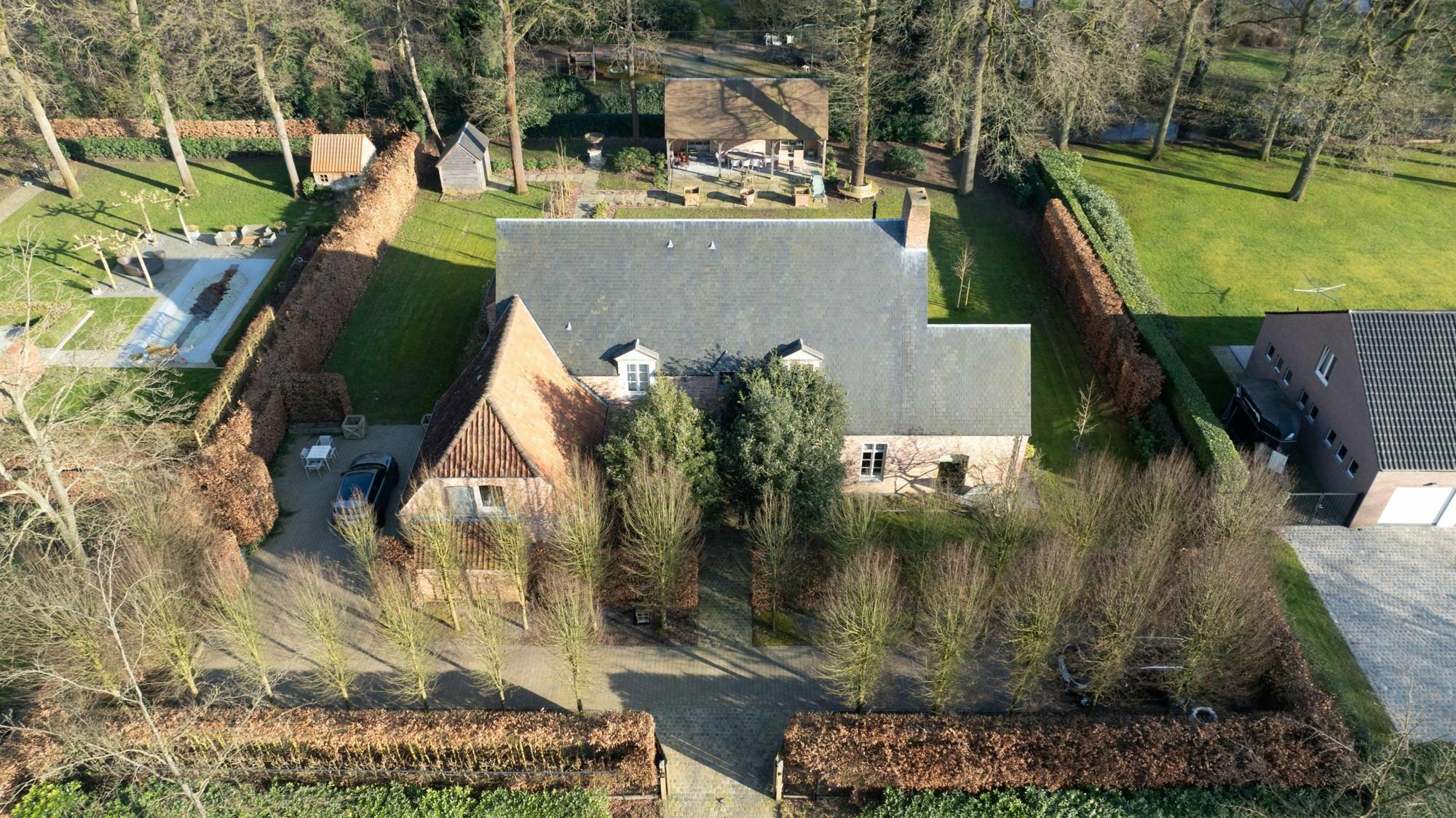 Vlassak Verhulst villa met 5 slaapkamers en 3 badkamers op ca. 2.069 m²