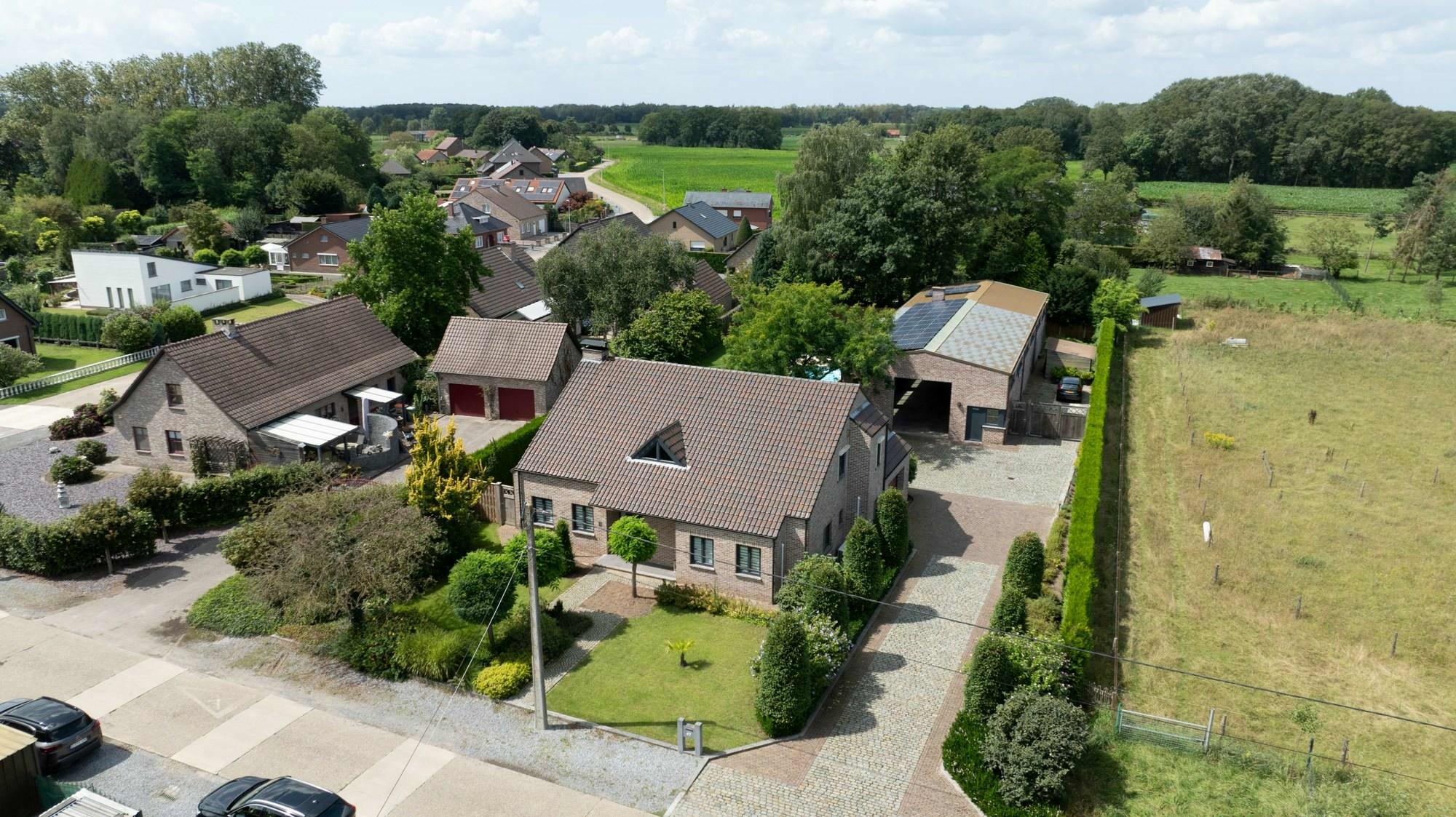 Instapklare vrijstaande woning met zwembad en loods van +-300m2 op een terrein van 2157m2 te Kinrooi.