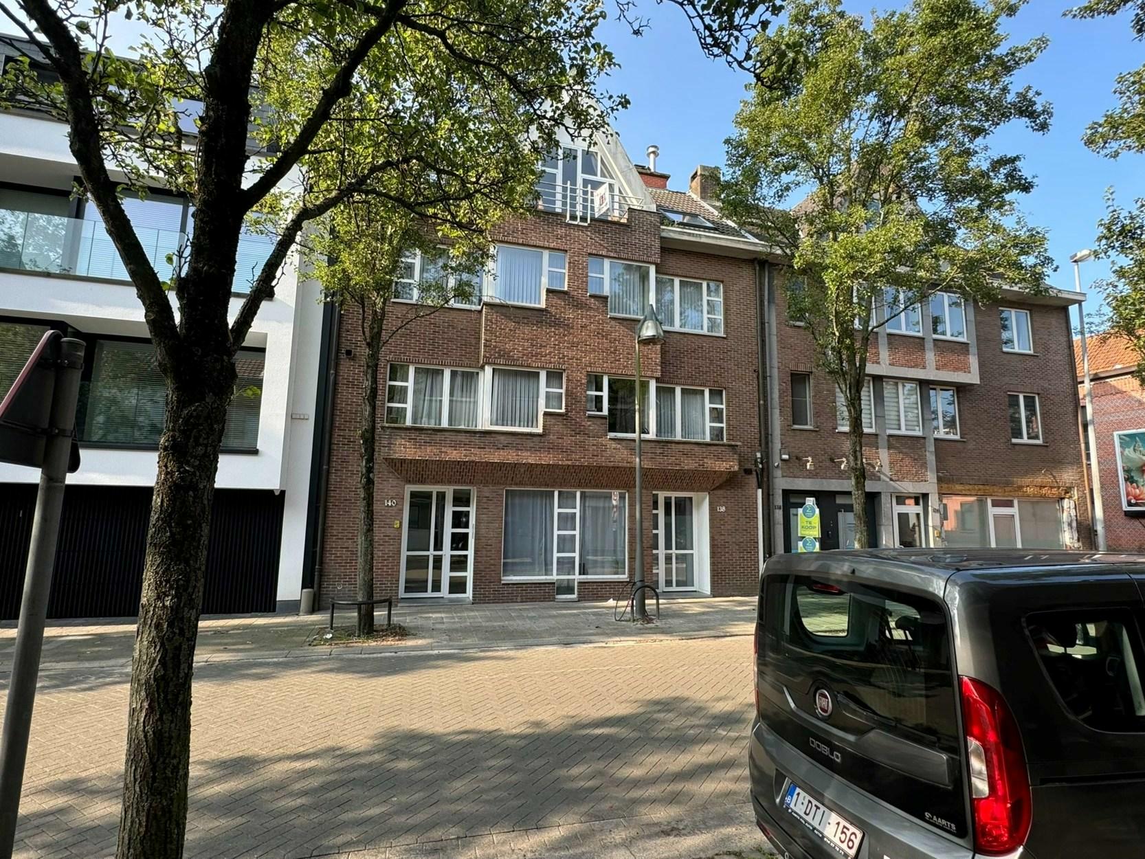 Dakappartement met 1 slaapkamer, ruim terras en garagebox op wandelafstand van het centrum 