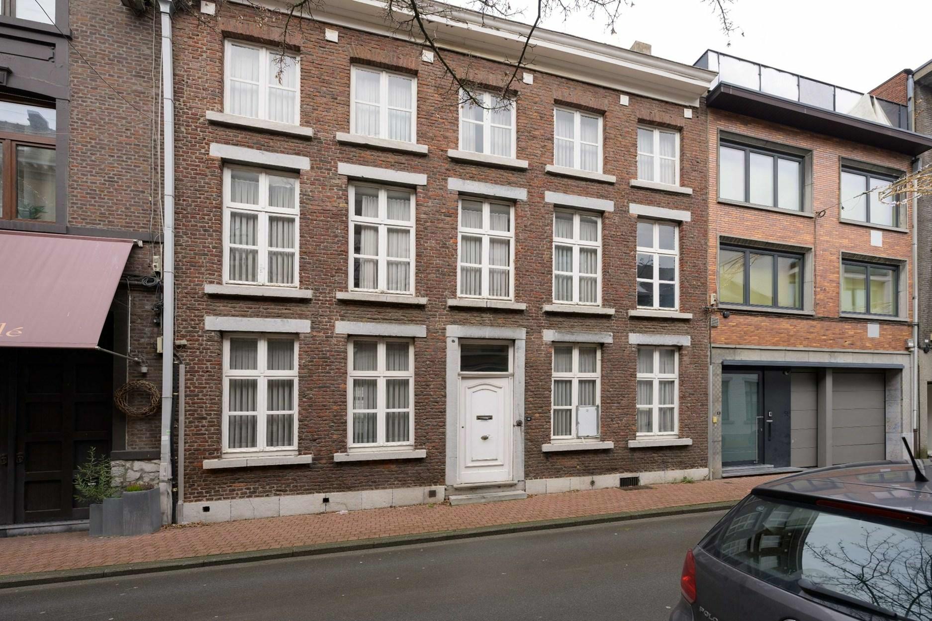 Uniek gelegen prachtige herenwoning met achtergelegen gebouw en garage in het centrum van Hasselt.