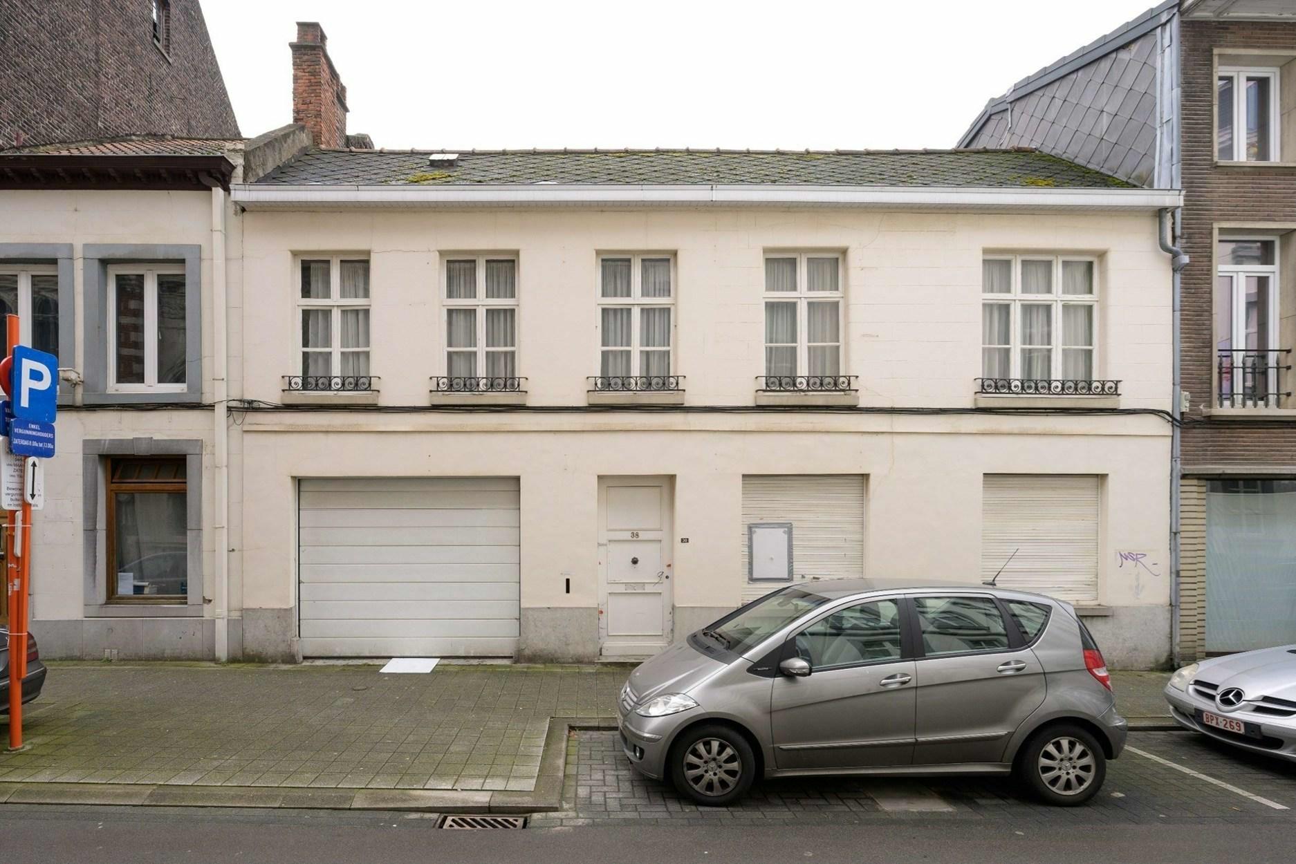 Uniek gelegen te renoveren stadswoning met inpandige garage in het centrum van Hasselt.