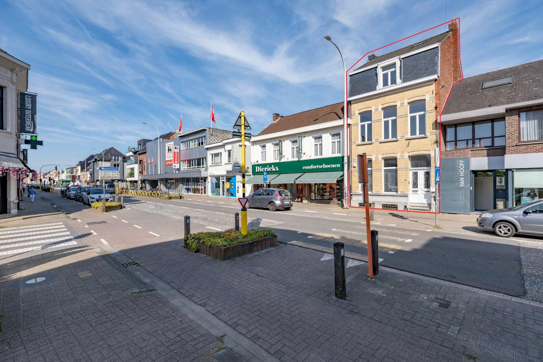 Eclectische burgerswoning (1909) met praktijk en zeer ruim duplex-appartement.